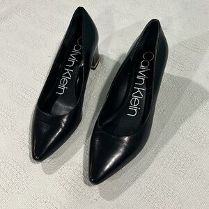 Calvin‎ Klein pumps black gold trim women’s size 8 used